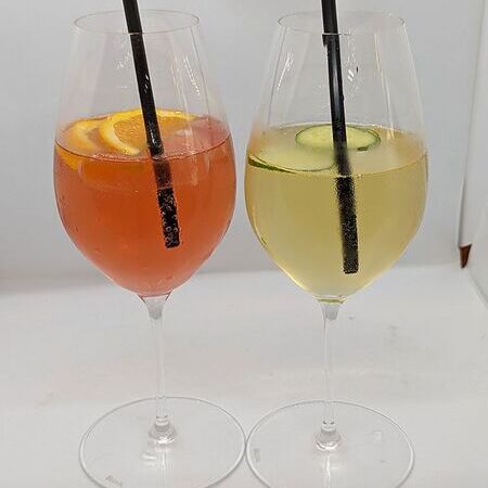 zwei Gläser mit verschiedenen Getränken