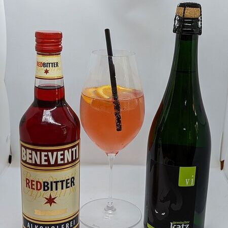 Flasche Red Bitter, Flasche "Gemischte Katz", Glas mit Mischgetränk