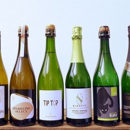 sechs verschiedene Weinflaschen