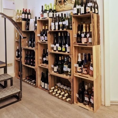 Regal aus Weinkisten gefüllt mit Weinflaschen