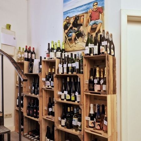 Regal aus Weinkisten gefüllt mit Weinflaschen